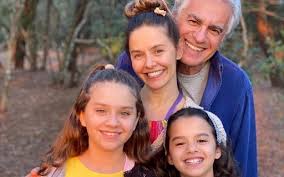 Em fevereiro, silvio recebeu uma autorização do governo federal para transferir o comando da emissora para suas filhas, por meio de quatro decretos publicados no diário oficial da. Sem Maquiagem Bianca Rinaldi Posa Com Marido E Filhas Gemeas Quem Quem News