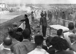 It ended with the usual champagne, as well. Le Mans 1955 Horror Crash That Killed 82 People Will Always Be Motor Sport S Darkest Day Daily Mail Online