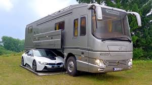 Ein Luxus Wohnmobil Mit Eingebauter Garage Fur Den Sportflitzer Luxus Wohnwagen Caravan Salon Wohnmobil