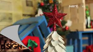 Pohon natal daur ulang yang memiliki tinggi kurang lebih tiga meter ini terdiri dari 488 botol air mineral bekas berukuran sedang yang diisi sebanyak 200 gram limbah plastik bersih. Dsign Handcraft Pohon Natal Dari Sendok Plastik Youtube