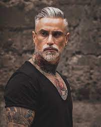 Coupe pompadour guiff avec dégradé millimétré sur coupe de cheveux mi long homme et barbe épaisse. 36 Coiffures Homme De 50 Ans Pour 2021 Coiffure Homme Coiffure Homme Court Coiffure Homme Hipster