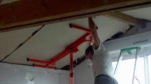 Gerade bei überkopfarbeiten, zum beispiel, wenn du rigipsplatten verlegst, um eine decke einzuziehen, sind zwei zusätzliche hände eine große erleichterung. Montage Von Gipskarton Decke Unter Dachschragen Mit Paneelheber Plattenheber Montagehilfe Youtube