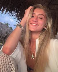 𝐄𝐦𝐢𝐥𝐲 𝐅𝐥𝐲 (@emi_buela) • Instagram photos and videos