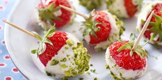 Fraises En Coque De Chocolat Blanc Et Pistaches Recettes Recette En 2020 Recette Avec Des Fraises Recette Recettes De Cuisine