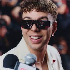 quién le mintió tanto a Blessd como para creer que está al nivel de Feid?😆  mientras uno cancela un show en Perú por no vender ni 10 entradas el otro  te mete