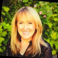 Roseann Collins's Instagram, Twitter & Facebook