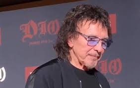 TONY IOMMI On RONNIE JAMES DIO: 'He Loved His Fans'