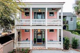 Whether you're looking for a cozy bungalow or a home that sleeps a dozen, there's plenty of room for you here. Best Airbnb Charleston Sc Top 15 Picks For 2021 The Wanderlust Within