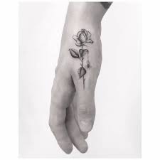 Rose Tattoo On The Right Hand Artista Tatuador Jakub Nowicz Tatuajes De Rosas Tatuaje De Rosa En La Mano Tatuajes