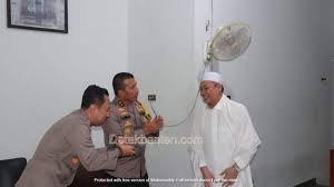 Kh abuya uci thurtusi meninggal pada selasa (6/4/2021) pagi abuya uci adalah salah satu ulama yang populer di banten. Detak Banten Kapolda Banten Kunjungi Kediaman Abuya Uci Turtusi