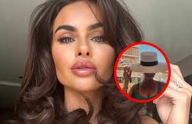 Foto: Sarah van Soelen showt haar royaal gevulde zwemtopje tijdens hete  vakantie