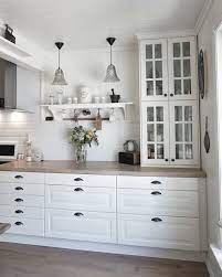 The kitchen door is made from recycled wood and covered with a plastic foil made from recycled pet bottles. Kuche Landhausstil Weiss Ikea Unique Die Besten 25 Ikea Kuche Landhaus Ideen Auf Pinterest Ikea Kitchen Design Home Kitchens White Kitchen Design