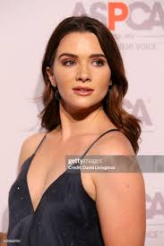 Katie Stevens (8 de Dezembro de 1992)