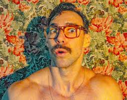 Elenco do filme "Moças da Pensão em: O MISTÉRIO DA LOURA", direção de  Antonio Vanfill. Fábio Viecelli interpreta o Doutor Tadeu, um investigador  com déficit de atenção e auto estima delirante que