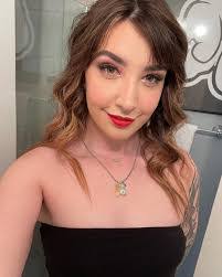 Lori Button's Instagram, Twitter & Facebook