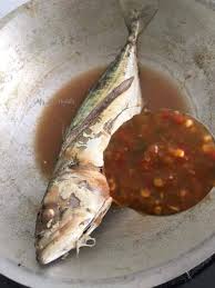 Masukkan bahan kisar ke dalam periuk bersama asam gelugor, halia dan air secukupnya. Resipi Ikan Mabong Air Asam Rebus Sangat Mudah Sedap