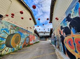 Di brebes, jawa tengah untuk menjadi seorang tukang sapu jalanan warga harus membayar 10 juta rupiah. Kelantanese Seni Lukisan Dinding Kubang Pasu Ini Menjadi Facebook