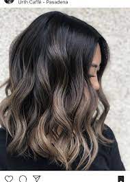 Mittellanges Balayagehaar Dunkelbrauner Haaransatz Und Blonde Spitzen Hair Styles Ash Brown Hair With Highlights Hair Highlights Brown Blonde Hair