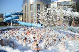 La intrarea în aqua president fiecare client primește un ceas. Revelion 2018 Baile Felix Complex President Corp President Spa