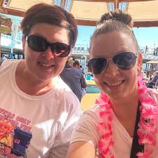 Shana's the first bartender I've worked with who sang with me in piano bar!  🥲 And she definitely had a knack for getting people up to dance, &  dancing, herself..! (They moved