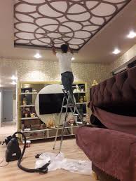 اثناء تنفيذ ديكور سقف خشبي