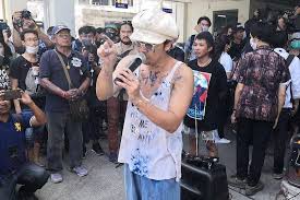 แอมมี่ the bottom blues ถูกจับกุมตัวได้แล้วที่ รพ.ราชธานี อยุธยา หลังศาลออกหมายจับข้อหาวางเพลิงหน้าเรือนจำคลองเปรม และฐานความผิดมาตรา 112 J12por4vy4jcym