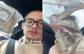 Jovem viraliza ao comprar lanche em restaurante e receber sacola com  dinheiro por engano