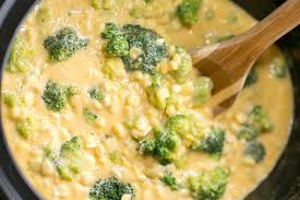 Une Soupe Super Cremeuse De Mais Et Brocoli A Faire Dans La Mijoteuse Recipe Cheesy Corn Broccoli Recipes Cheesy Side Dish