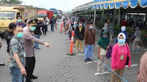 Tapi kristianto mengatakan, angka tersebut bisa dibuat lebih. Polisi Sosialisasi Physical Distancing Di Kawasan Industri Gresik