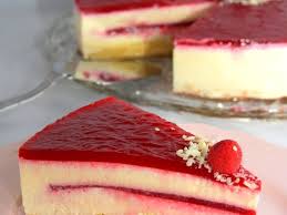 Un Biscuit Genoise Une Bavaroise Traditionnelle Parfumee Au Chocolat Blanc Un Insert Aux Framboises Et Un Miroir Fr Bavarois Chocolat Chocolat Blanc Bavarois