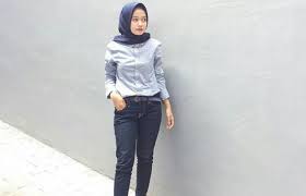 Terkadang wanita berhijab merasa kesulitan untuk mencari outfit yang pas dan cocok dengan sebenarnya tidak ada batasan lho untuk kita yang berhijab. Ke Kampus Pakai Kemeja Ini Style Ala Mahasiswi Malang Malangtimes
