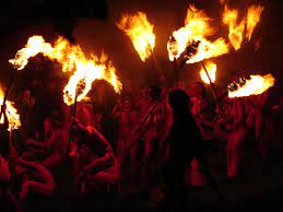 Beltane est l'un des 8 sabats de la roue de l'année, dans la tradition celtes et se célèbre le 1er mai ! Beltane Fire Festival 2022 In Edinburgh Dates