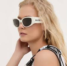 Bryr Daphne in monochrome black