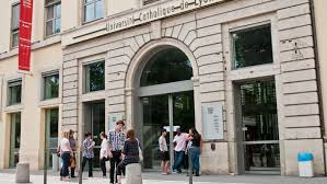 ► les enseignants chercheurs sont intégrés dans l'un des nombreux laboratoires de l'université : A La Catho Nous Ne Sommes Pas Parques Dans Des Amphis De 400 Etudiants Le Figaro Etudiant