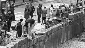 Gegen 16 uhr unterzeichnete walter ulbricht als vorsitzender des nationalen verteidigungsrates der ddr die befehle über die sicherung der staatsgrenze zu westberlin. Berliner Mauer Zweimal 10 315 Tage Deutschland Dw 04 02 2018