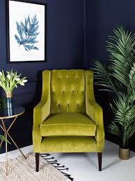 So Kannst Du Richtig Farben Kombinieren Fur Ein Zuhause Mit Mehr Personlichkeit Wohnzimmer Sessel Zuhause Wohnzimmer Gestalten