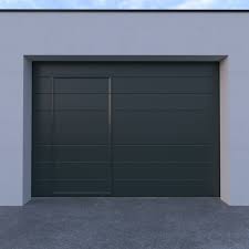 La porte de garage motorisée avec portillon permet alors de faciliter la circulation des résidents tout en s'ouvrant rapidement pour laisser entrer les voitures. Porte De Garage Sectionnelle Avec Portillon Sur Mesure
