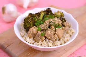 These nectar sesame chicken lunch bowls can be prepared in less than 30 minutes. Healthy Sesame Chicken 2 Ways Easy Meal Prep Lunch Bowls Mind Over Munch