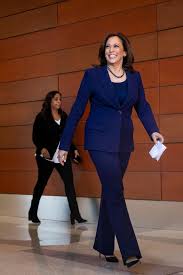 Harris is the vice president of the united states of america and the first woman of color in one year, vice president kamala harris said, the pandemic has put decades of the progress we. Kamala Harris Ihre Zeitlosen Power Looks Brigitte De