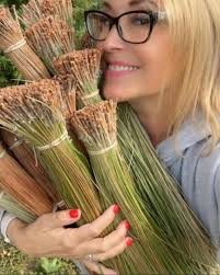 We simply adore the intricate work of Amy O'Brien (@amyobrien_1) who uses  natural pine needles to weave her amazing baskets, vessels, and handbags!  You will be astounded by her attention to detail