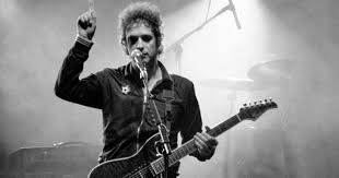 El mundo está lleno de bonitas muestras de amor, prácticamente estamos rodeados de ellas, con la familia, con tu pareja, en el cine, en el teatro… y por supuesto el amor es algo muy presente en nuestro día a día, y por ello muchas canciones que oímos a lo largo de la jornada, tienen como tema. 10 Canciones Para Dedicar De Gustavo Cerati