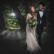 Dieses brautkleid bringt die kurven perfekt zur geltung. Boizenburg Hochzeitskonzept In Naturlichem Glamour
