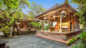 Desain rumah 1 lantai minimalis modern type 250 m2, fasade rumah 4 sisi, garasi 2 mobil, 3 kamar tidur model atap perisai. The History Of Bali Architecture Factsofindonesia Com