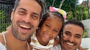 Painho e Papaizinho”: Conheça a história da pequena Lis Bella e seus dois  pais