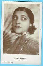 Ellen Richter's Instagram, Twitter & Facebook