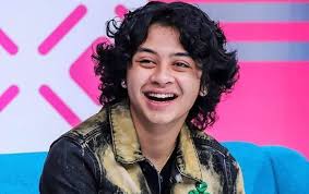 Sebagian cewek senang melihat cowok dengan rambut pendek yang rapi. Bastian Bintang Topless Keluyuran Di Bali Ramai Diejek Norak Fans Beri Pembelaan