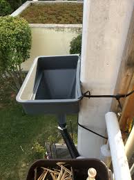 Regenwasser Sammeln Mit Trichter Einfach Mit Kabelbindern Am Balkonpfosten Befestigen U Den Schlauch In Einen Eimer To Regenwasser Pflanzenwand Gartenschlauch