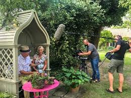 Hallo liebe nachbarn, auf unserem kanal nachbars garten laden wir euch ein uns und unsre zwei kater beim gärtnern zu begleiten. Reportage Orf 11 8 2019 Het Tuinpad Op In Nachbars Garten