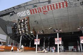 Al maremagnum si accede grazie a un lungo molo che è collegato all'acquario e si estende verso il mare. Maremagnum Barcelona Shopping In Barcelona
