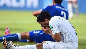Frau, die weißes erntedach trägt png. Luis Suarez Spricht Uber Die Sperre Nach Seinem Schulterbiss
